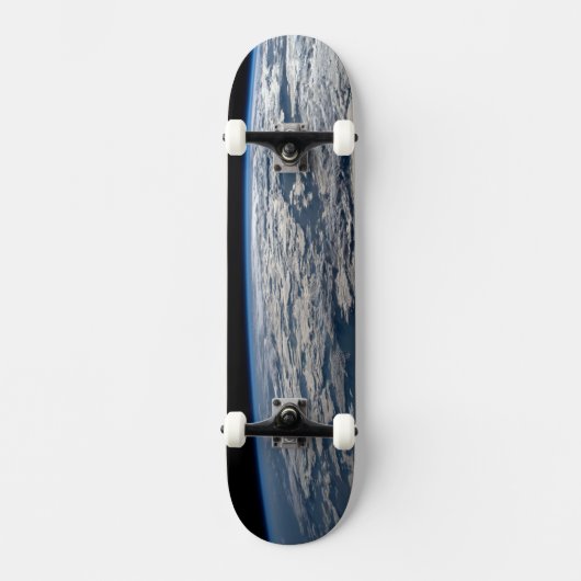 オーストラリア西部の曇り空の上の地球の四肢。 スケートボード (正面)