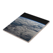 オーストラリア西部の曇り空の上の地球の四肢。 タイル (側面)