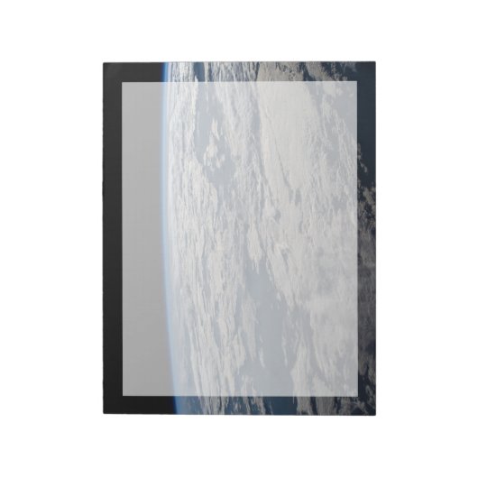 オーストラリア西部の曇り空の上の地球の四肢。 ノートパッド (回転)