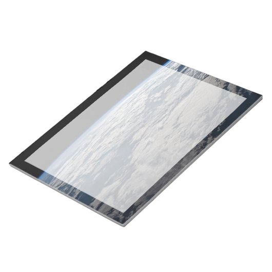 オーストラリア西部の曇り空の上の地球の四肢。 ノートパッド (アングル)