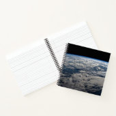 オーストラリア西部の曇り空の上の地球の四肢。 ノートブック (内部)