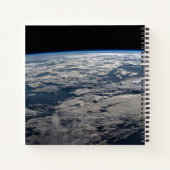 オーストラリア西部の曇り空の上の地球の四肢。 ノートブック (裏面)