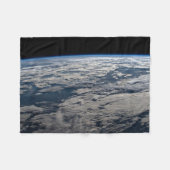 オーストラリア西部の曇り空の上の地球の四肢。 フリースブランケット (正面(横))