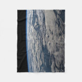 オーストラリア西部の曇り空の上の地球の四肢。 フリースブランケット (正面)