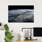 オーストラリア西部の曇り空の上の地球の四肢。 ポスター (ホームオフィス)