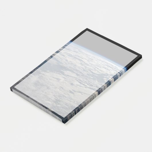 オーストラリア西部の曇り空の上の地球の四肢。 ポストイット (アングル)