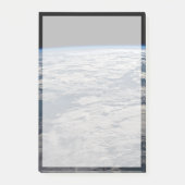 オーストラリア西部の曇り空の上の地球の四肢。 ポストイット (正面)