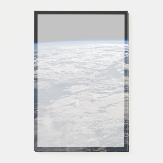 オーストラリア西部の曇り空の上の地球の四肢。 ポストイット (正面)