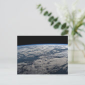 オーストラリア西部の曇り空の上の地球の四肢。 ポストカード (スタンド正面)