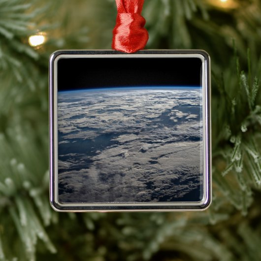 オーストラリア西部の曇り空の上の地球の四肢。 メタルオーナメント (ツリー)