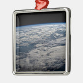 オーストラリア西部の曇り空の上の地球の四肢。 メタルオーナメント (左)