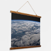 オーストラリア西部の曇り空の上の地球の四肢。 吊り下げ型タペストリー (傾斜あり)