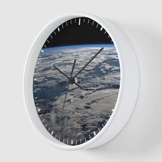 オーストラリア西部の曇り空の上の地球の四肢。 壁時計 (傾斜)