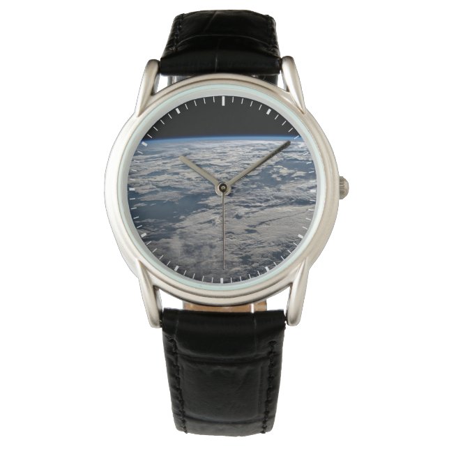 オーストラリア西部の曇り空の上の地球の四肢。 腕時計 (正面)