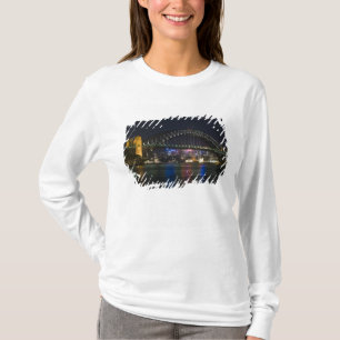 オーストラリア、シドニー。夜のシドニー港。 Tシャツ