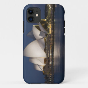 オーストラリア シドニー。水辺に浮かぶ夜のオペラハウス iPhone 11 ケース