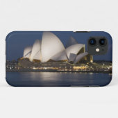 オーストラリア シドニー。水辺に浮かぶ夜のオペラハウス Case-Mate iPhoneケース (裏面(横))