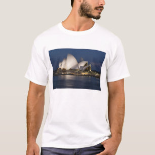 オーストラリア シドニー。水辺に浮かぶ夜のオペラハウス Tシャツ