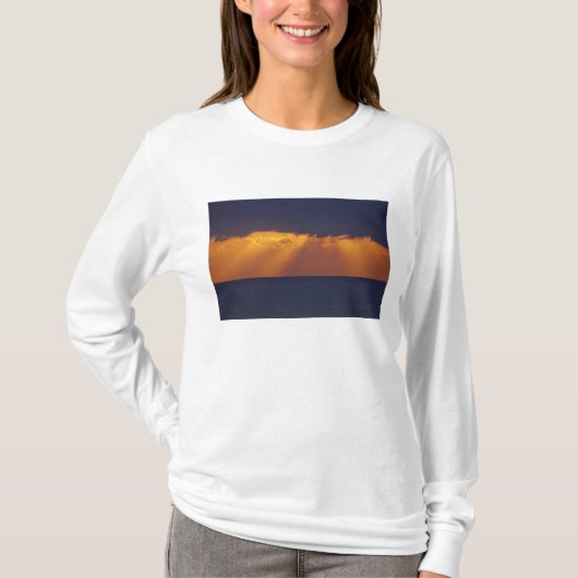 オーストラリア、タスマン海上の最初の光 Tシャツ (正面)