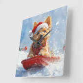 オーストラリア・テリアのスレッジで雪のクリスマスを過ごす スクエア壁時計 (傾斜)