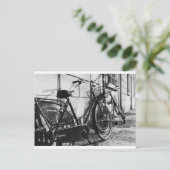 オーストリアのインスブルックにある古い自転車 ポストカード (スタンド正面)