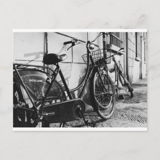 オーストリアのインスブルックにある古い自転車 ポストカード