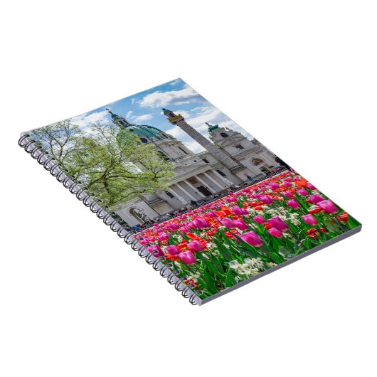 オーストリアのウィーンにある春の聖チャールズ教会 ノートブック (右側)