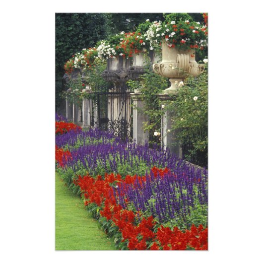 オーストリアのザルツブルグにあるミラベル宮殿の庭園 フォトプリント            (正面)