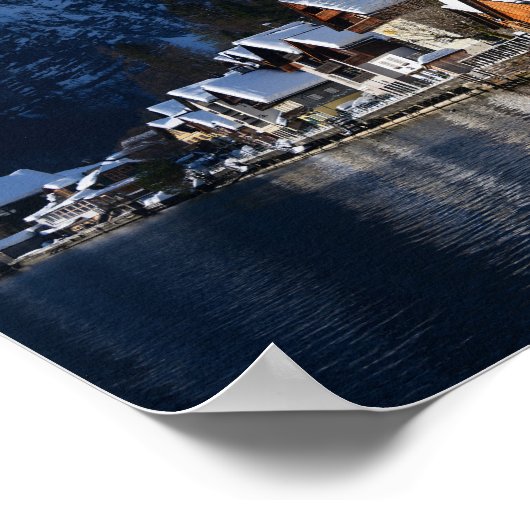 オーストリアのハルスタットにある木製の湖畔の家 ポスター (角)