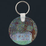 オーストリア上州の農家（Gustav Klimt） キーホルダー<br><div class="desc">オーストリア上州の農家（1912年）- グスタフ・クリムトによるヴィクトリア時代のシンボリズム芸術の絵画。木々と花畑のある農家の納屋の自然の風景。大きな木造の建物には窓がある。
アーティストについて：
グスタフ・クリムト（1862-1918年）は、オーストリアのシンボリズム画家で、ウィーンのアール・ヌーヴォー運動の最も著名なメンバーの一人である。</div>