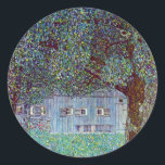 オーストリア上州の農家(Gustav Klimt) ラウンドシール<br><div class="desc">オーストリア上州の農家(1912)(Gustav Klimt)は、ビクトリア時代のヴィンテージシンボリズムの美術絵画です。木々と花畑のある自然の風景と農家の納屋。大きな木造の建物には窓があります。
アーティストについて:
グスタフ・クリムト(1862-1918)は、オーストリアのシンボリズム画家であり、ウィーンのアール・ヌーヴォーの最も著名なメンバーの一人です。</div>