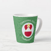 オーストリア国旗のエンジェルクリスマスパーソナライズされた カフェラテマグ (右アングル)