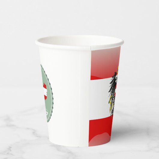 オーストリア国旗のコートを着た腕紙カップ 紙コップ (右)