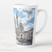 オーストリア・ウィーンのカールスカーシュ カフェラテマグ (右)