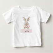 オーダーメイドのイースターバニー | 名前入り ベビーTシャツ (正面)