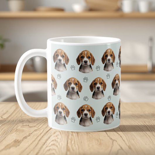 オーダーメイドのセージ色の犬の写真とパウの模様 コーヒーマグカップ