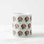 オーダーメイドのセージ色の犬の写真とパウの模様 コーヒーマグカップ (中央)
