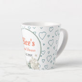 オーダーメイドのモダンな花フレーム付きブライズシャワー カフェラテマグ (右アングル)