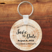 オーダーメイドの素朴な木製カットディスク ウェディング セーブ・ザ・デート キーホルダー (正面)