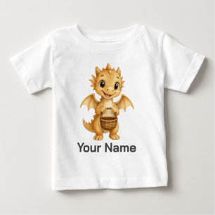 オーダーメイドの赤ちゃんドラゴンが木の籠を持つデザイン ベビーTシャツ