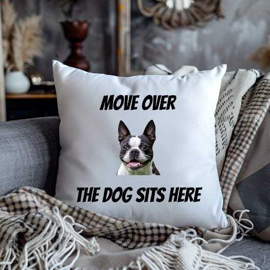 オーダーメイドの面白い犬グッズ Move Over The Dog Sits Here クッション