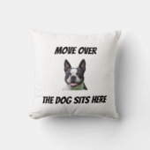 オーダーメイドの面白い犬グッズ Move Over The Dog Sits Here クッション (正面)