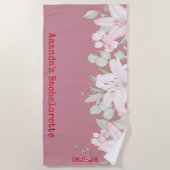 オーダーメイド パーソナライズ ピンク ホワイト フラワーバチェロレッテ ビーチタオル (正面)