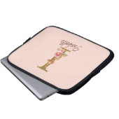 オーダーメイド 名前 レター I ゴールド フォイル ブラッシュ ピンク ローズ ラップトップスリーブ (正面下部)