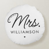 オーダーメイド Mrs. Est. 現代的でエレガントなスクリプト 新婚 ラウンドクッション (裏面)