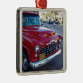 オートショーのクラシックなチェリーレッドのChevyのピックアップトラック メタルオーナメント (右)