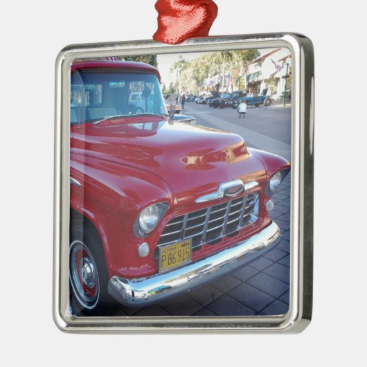 オートショーのクラシックなチェリーレッドのChevyのピックアップトラック メタルオーナメント (左)