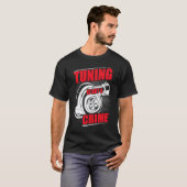 オートチューナーの服 車のメカニック レーシングカーのチューニング Tシャツ (正面フル)