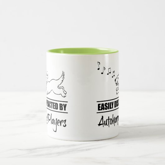 オートハープランニングプレイヤーに気を取られるの犬 ツートーンマグカップ (中央)