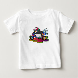 オートバイとバイクもしくは自転車に乗る人としてのペンギン ベビーTシャツ